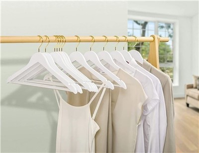 Penjadors de vestits blancs llisos amb barra de pantalons antilliscants